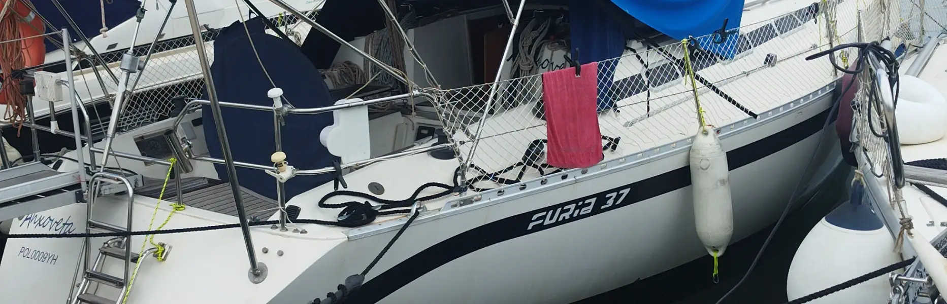 Velero amarrado en puerto deportivo listo para un chárter privado de día completo en Barcelona