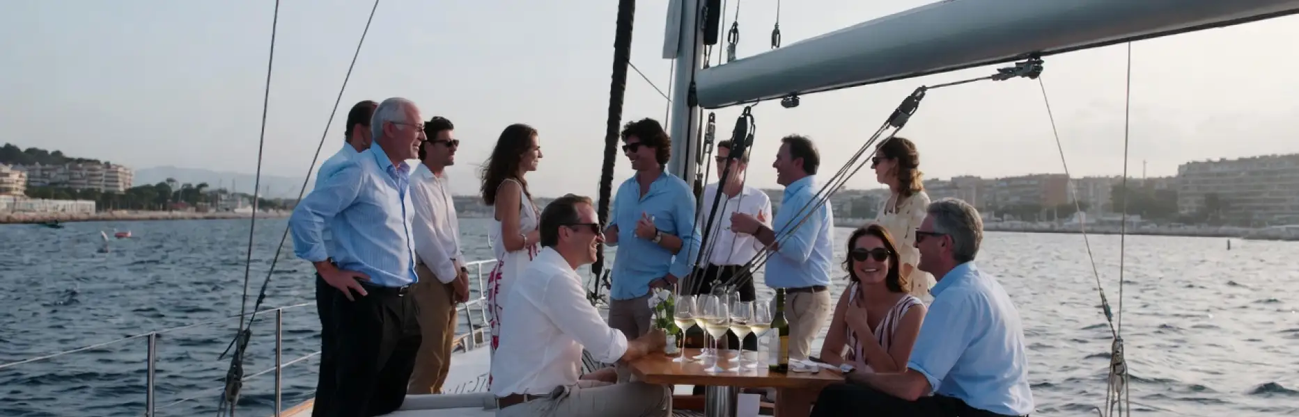 Groupe de personnes profitant d’une croisière en yacht de luxe au coucher du soleil au large de la côte