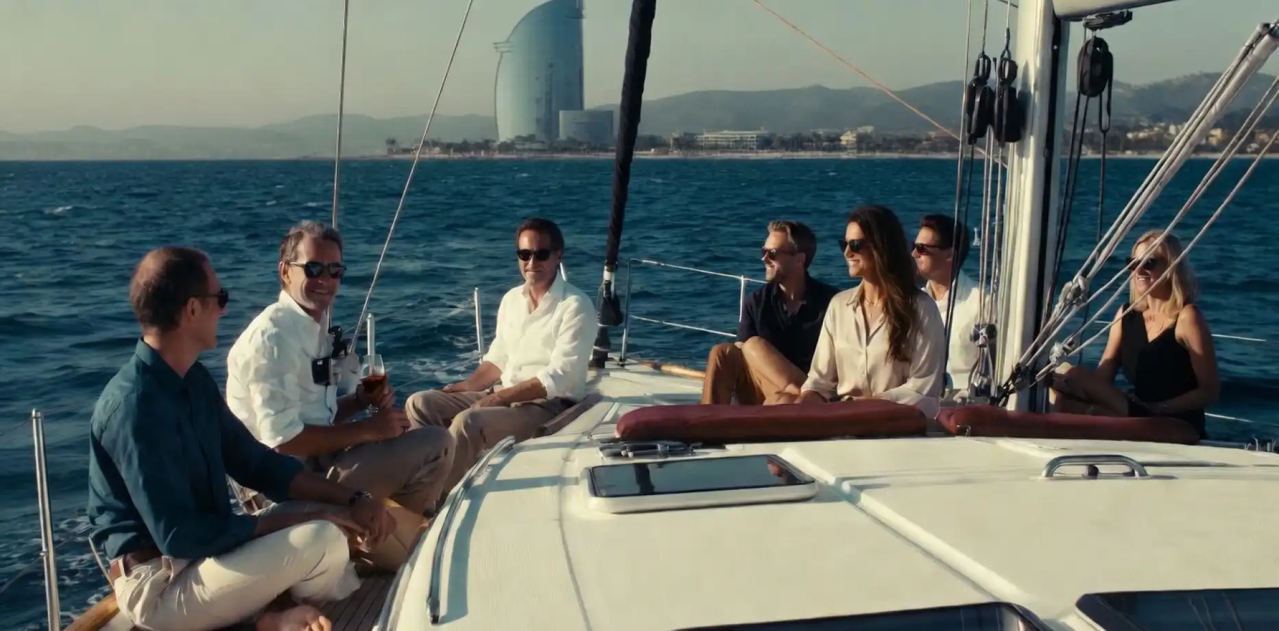 Groupe d'amis profitant d'une croisière en voilier de luxe au large des côtes de Barcelone